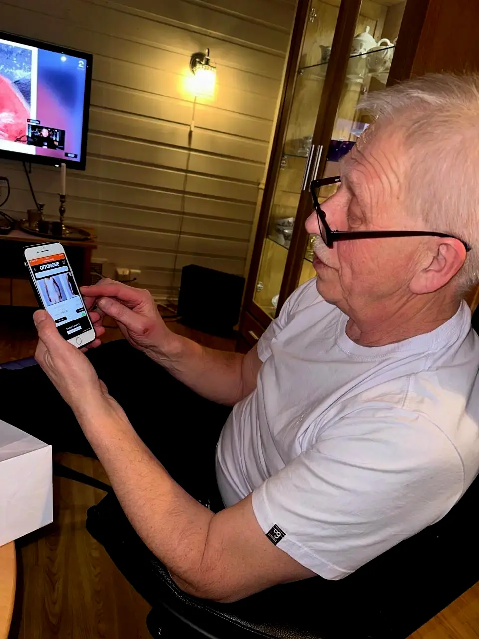 Arne S. usando camiseta preta da OITONOVE em ambiente interno