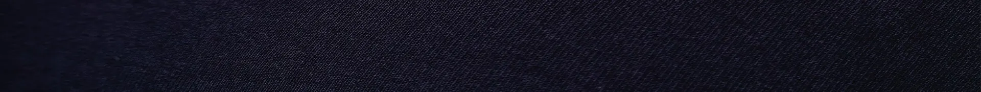 Corte e modelagem da camiseta essencial OITONOVE Profissional realizando corte de tecido com precisão para camisetas OITONOVE