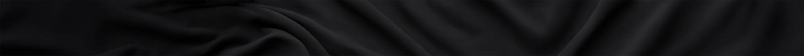 Detalhes finais e acabamento da camiseta OITONOVE Costura e acabamento manual da camiseta essencial OITONOVE com foco na qualidade