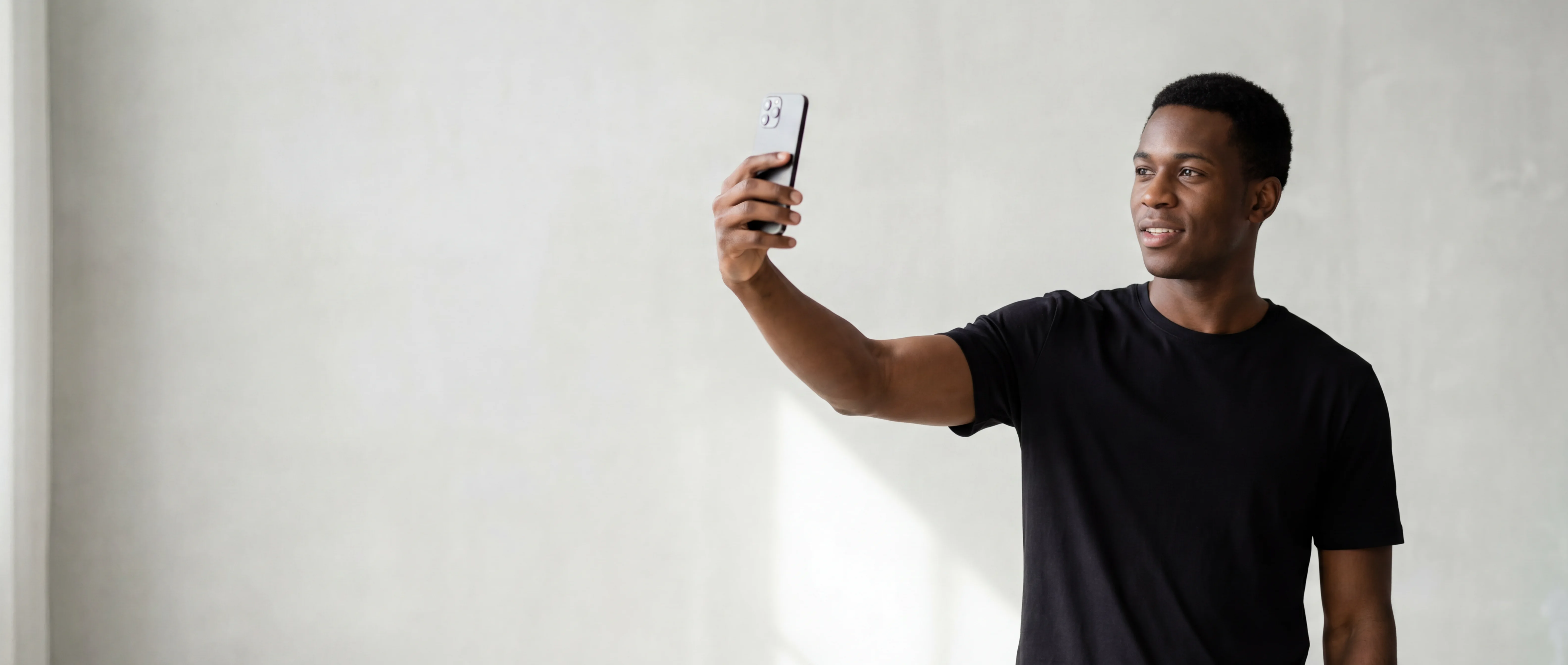 Programa de Criadores OITONOVE Criador em selfie usando camiseta OITONOVE