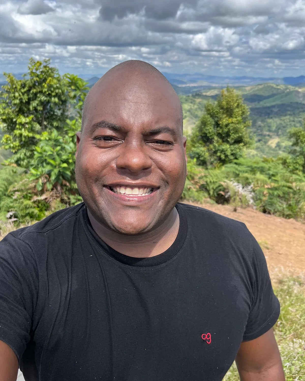 Camiseta OITONOVE usada em ambiente natural e leve Homem vestindo camiseta OITONOVE durante o fim de semana na serra