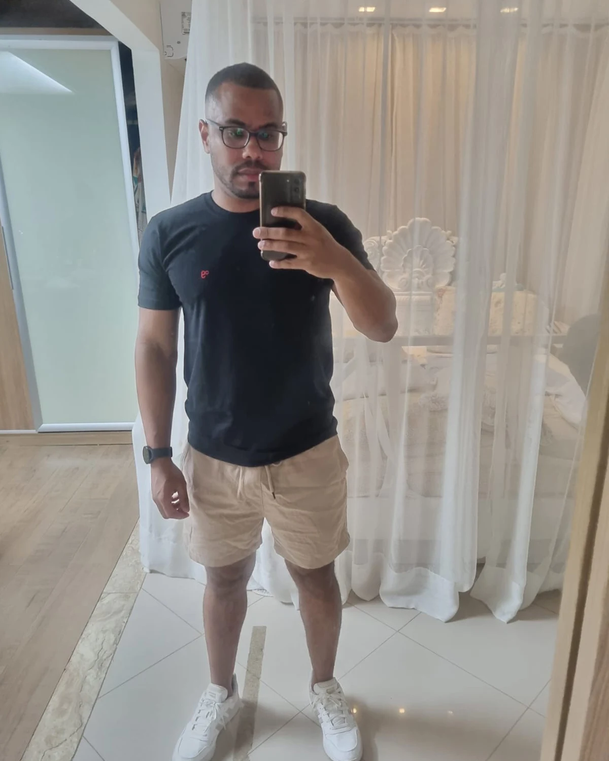 Camiseta essencial OITONOVE no estilo casual urbano Homem vestindo camiseta OITONOVE antes de sair para um evento casual