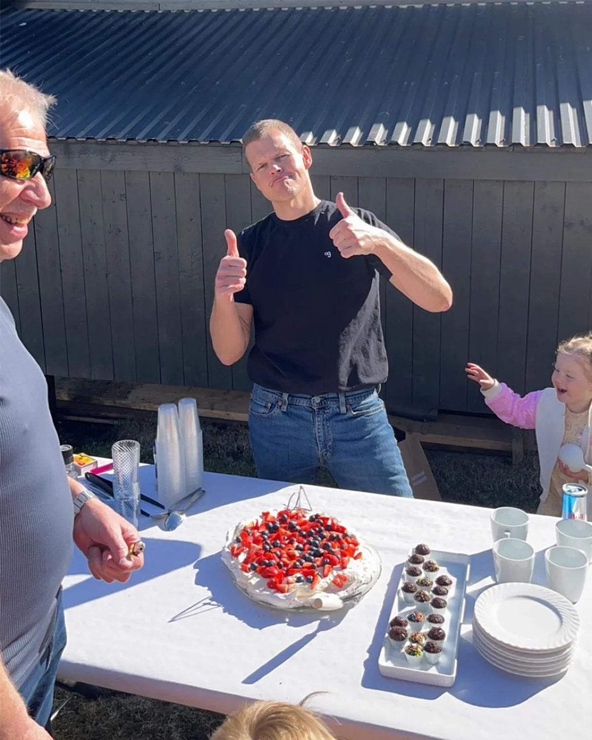 Camiseta OITONOVE em ocasião internacional e sofisticada Homem vestindo camiseta OITONOVE durante aniversário na Bélgica