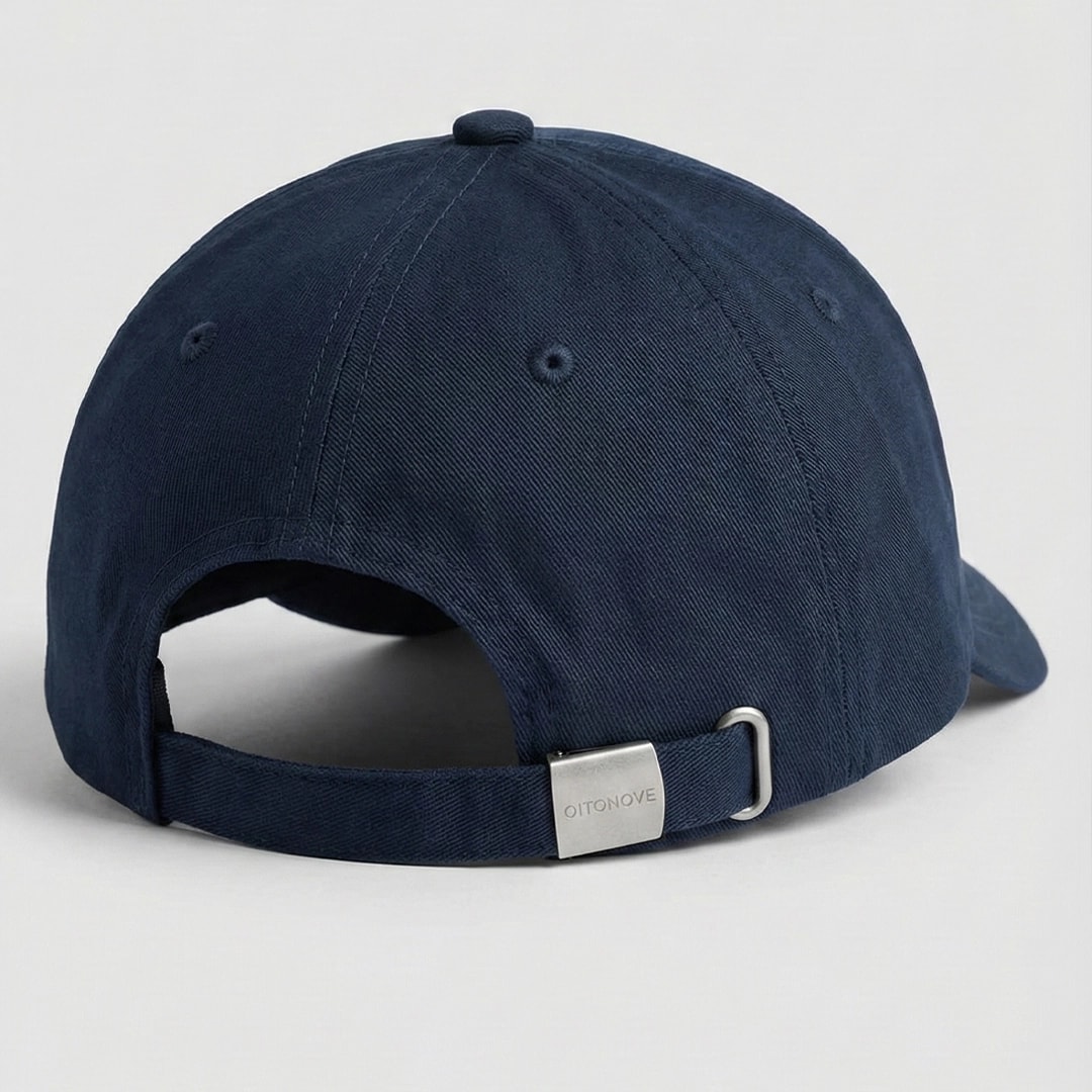 Boné Essencial OITONOVE – traseira com fivela Vista traseira do Boné Essencial OITONOVE navy, com tira regulável e fivela metálica exclusiva.