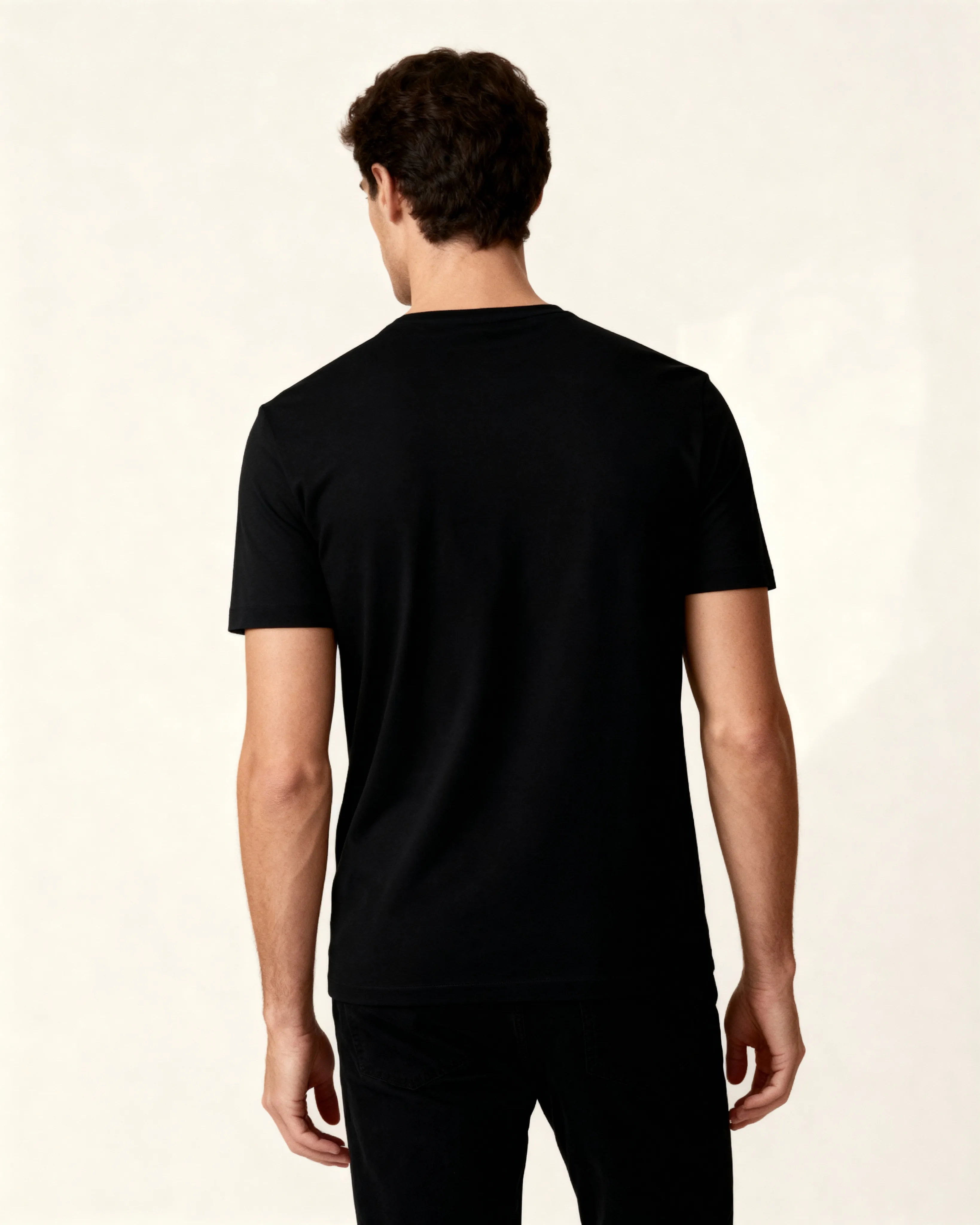 Camiseta Essencial Preta — conforto e movimento no dia a dia Vista traseira da Camiseta Essencial Preta destacando corte e fluidez do tecido