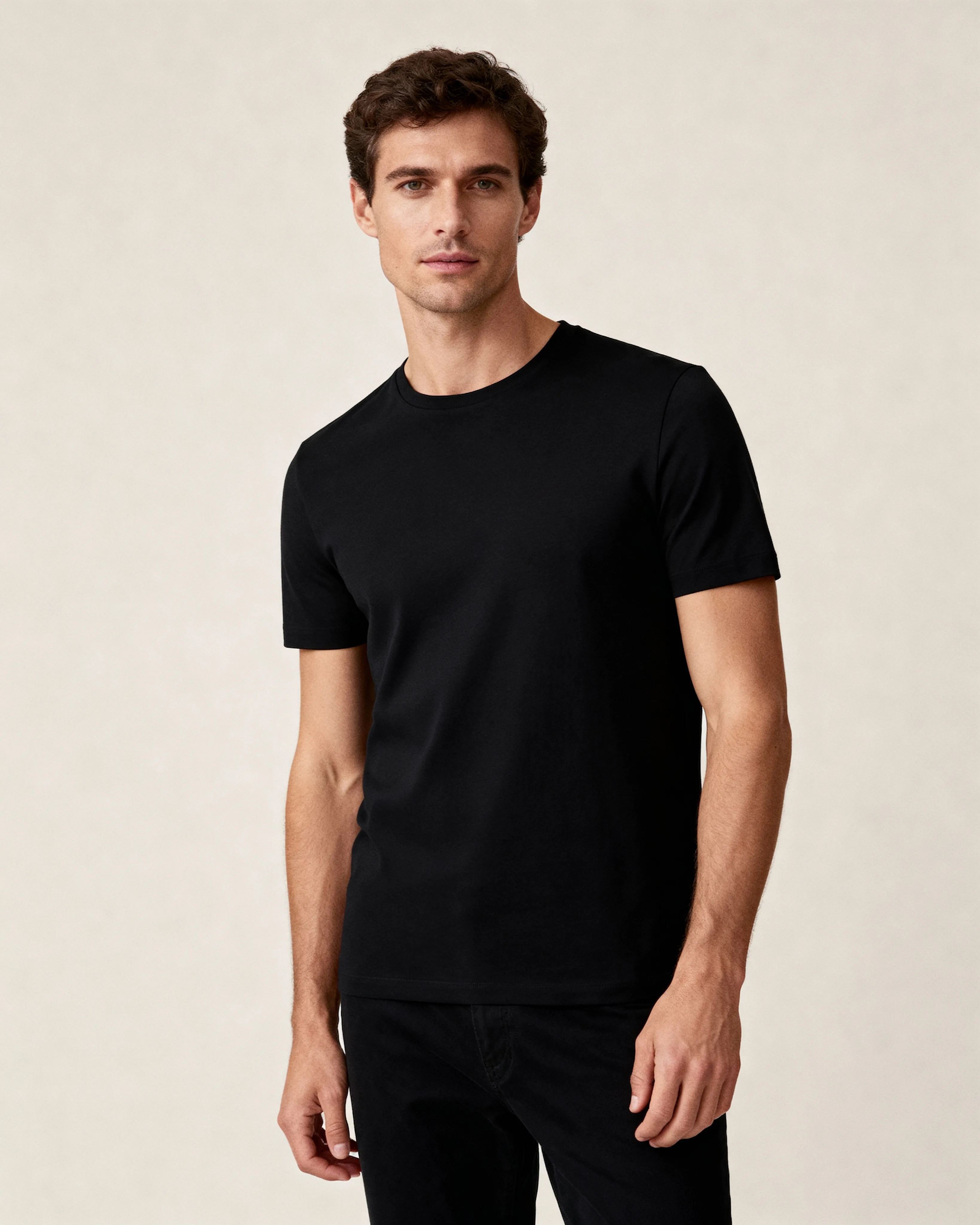 Camiseta Essencial Preta — caimento no corpo e estilo natural Modelo vestindo a Camiseta Essencial Preta com caimento perfeito e estilo minimalista