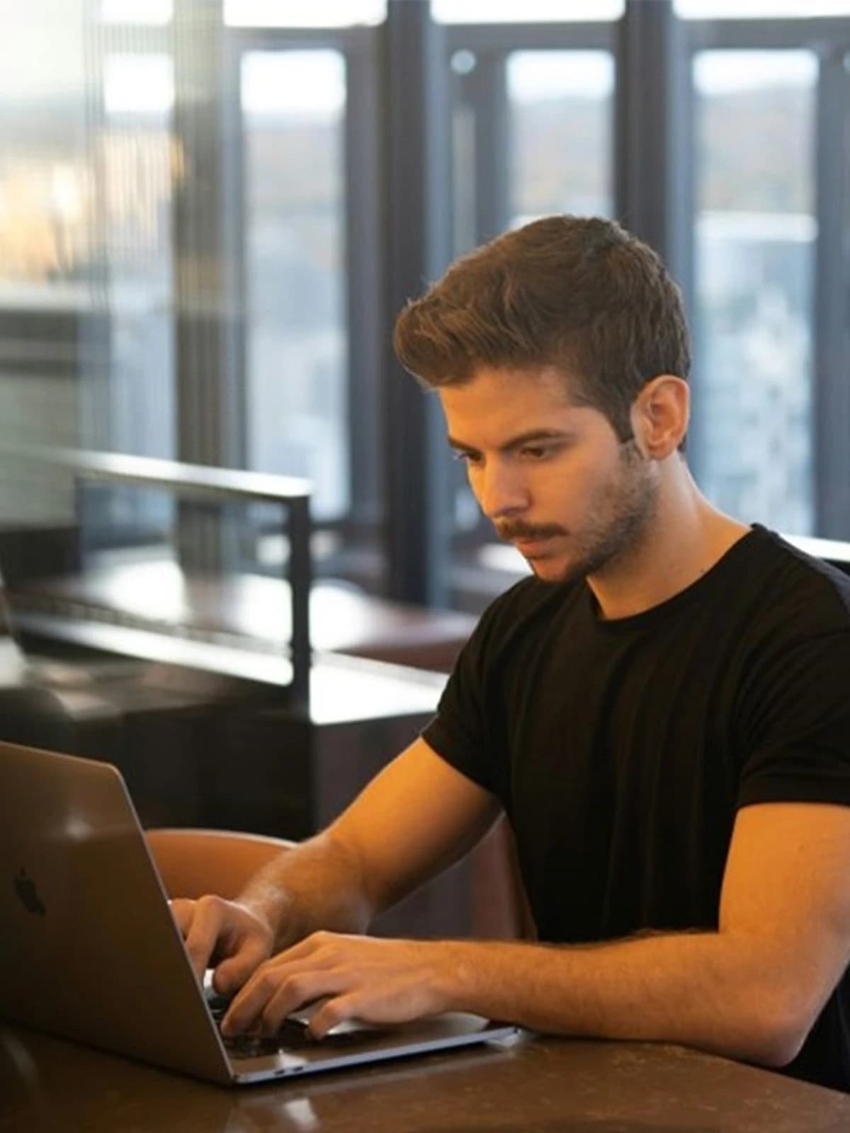Diego M. usando camiseta preta da OITONOVE em ambiente interno
