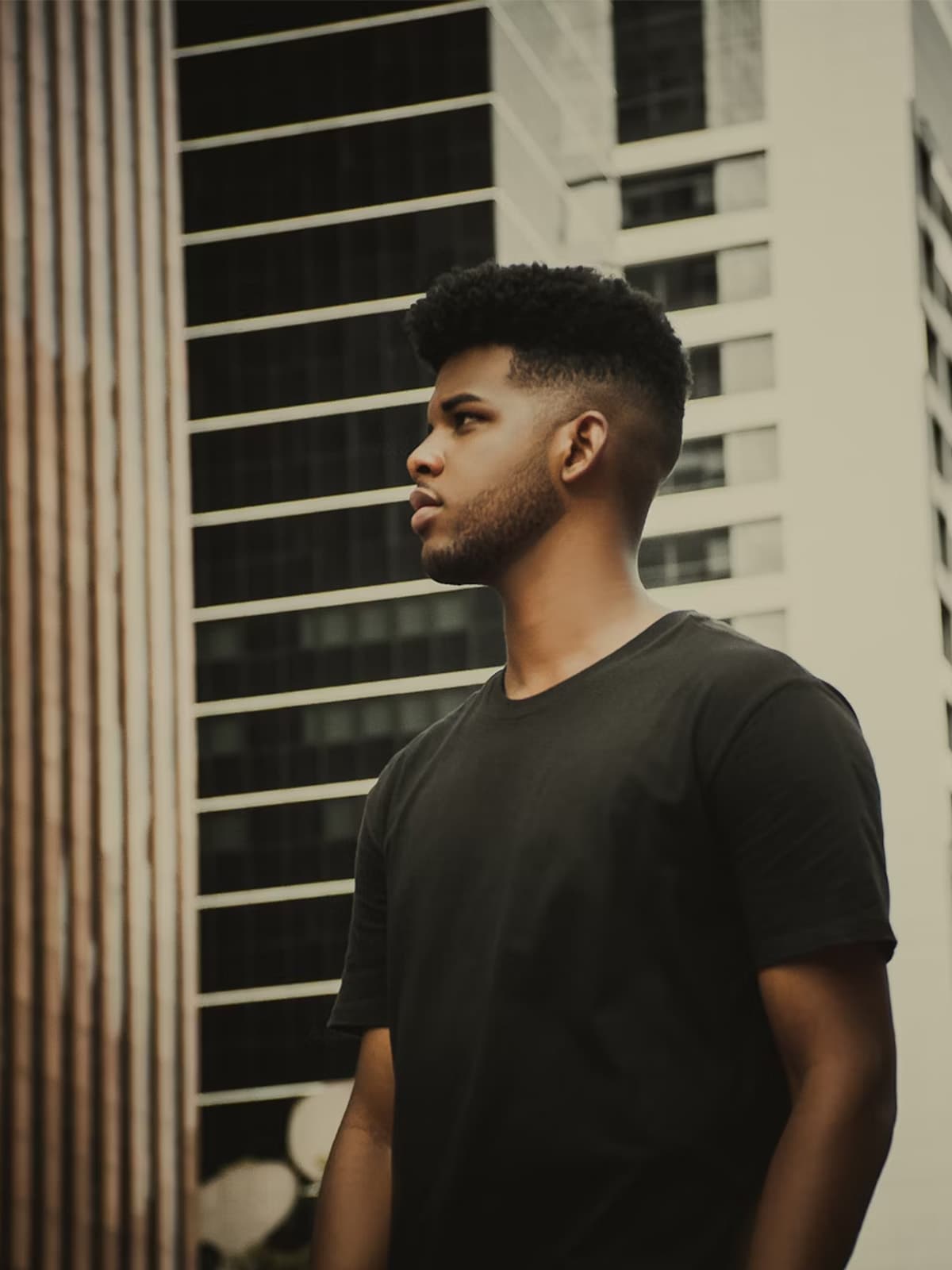 Pessoa vestindo a Camiseta Essencial OITONOVE