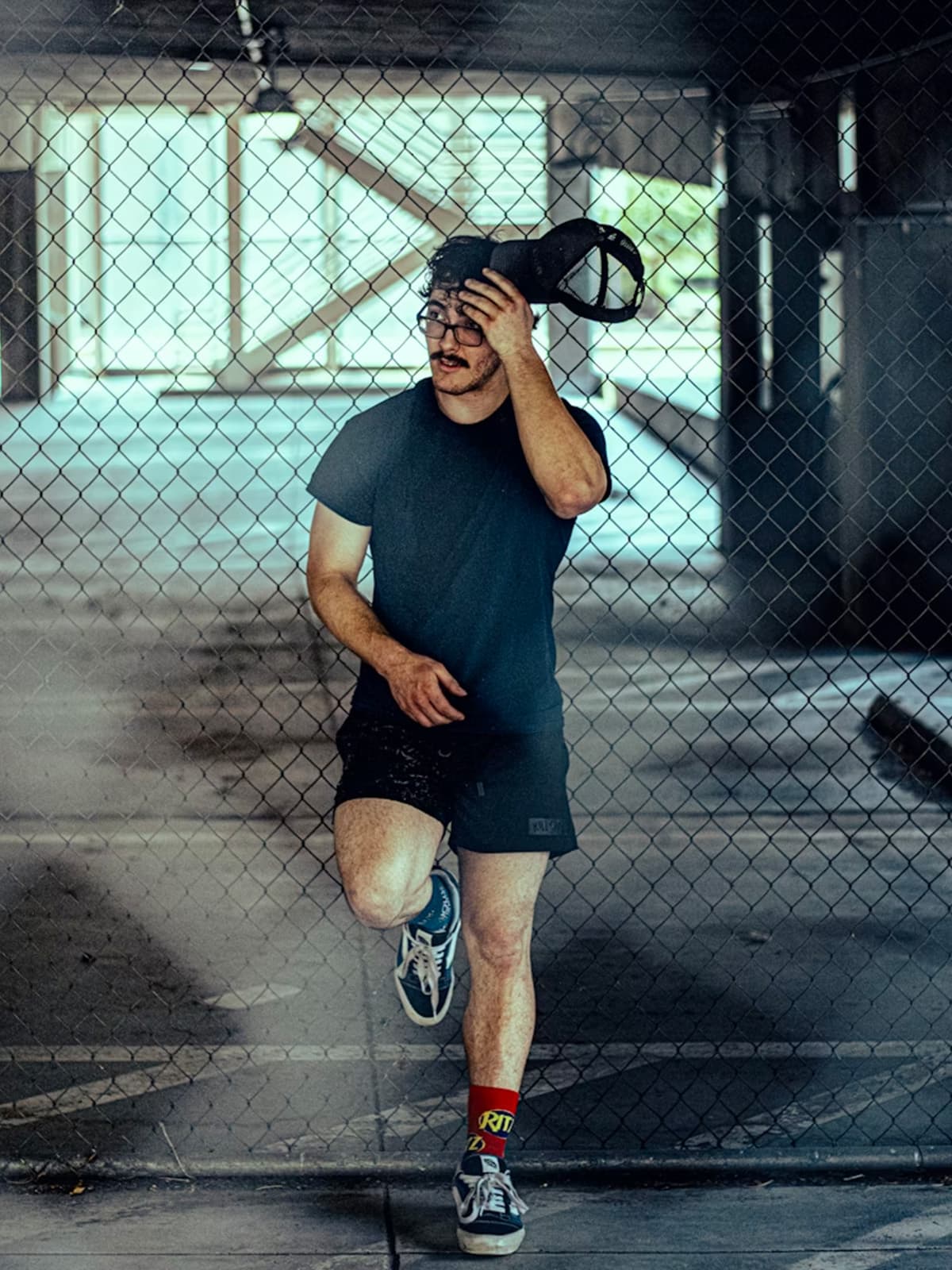 Pessoa vestindo a Camiseta Essencial OITONOVE