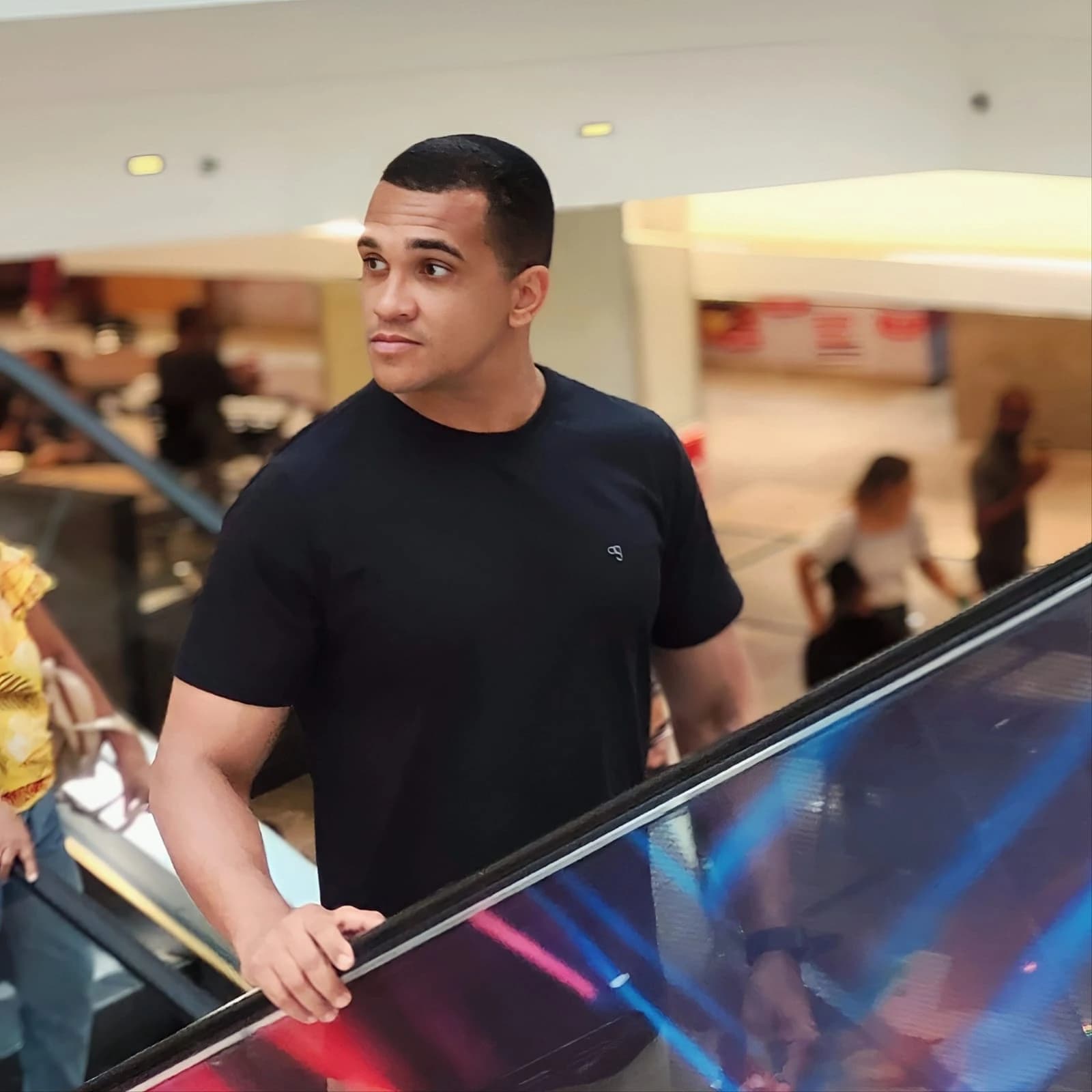 Juraci S. usando camiseta preta da OITONOVE