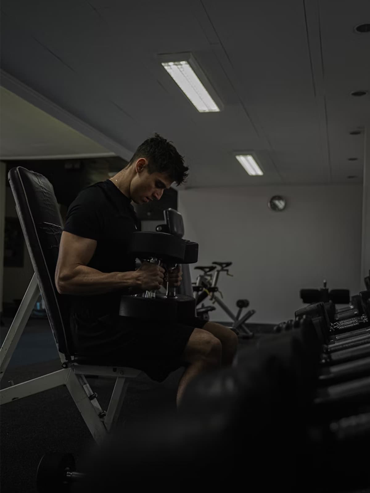 Pessoa vestindo a Camiseta Essencial OITONOVE