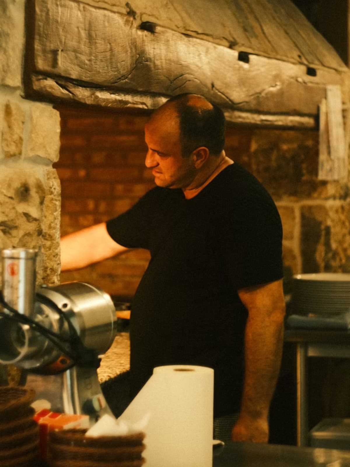 Pessoa vestindo a Camiseta Essencial OITONOVE