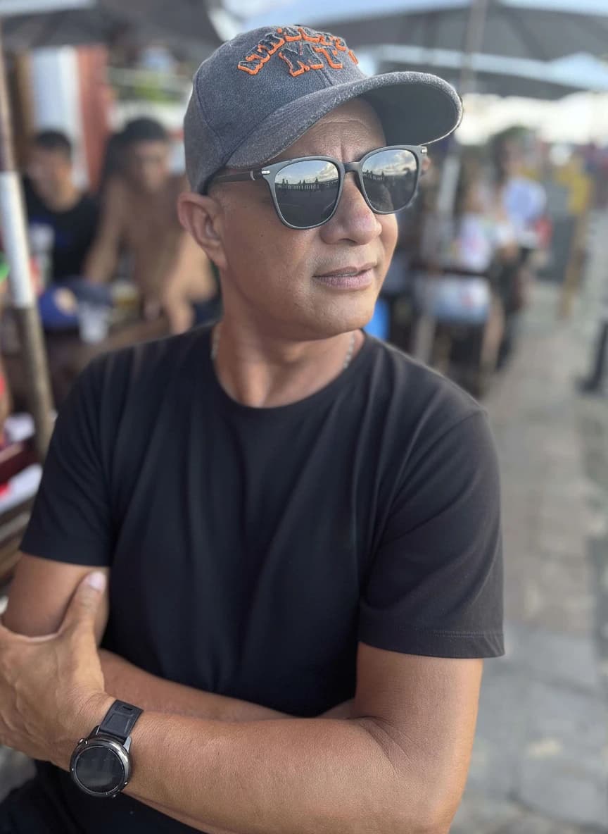 Carmelito S. usando camiseta preta da OITONOVE