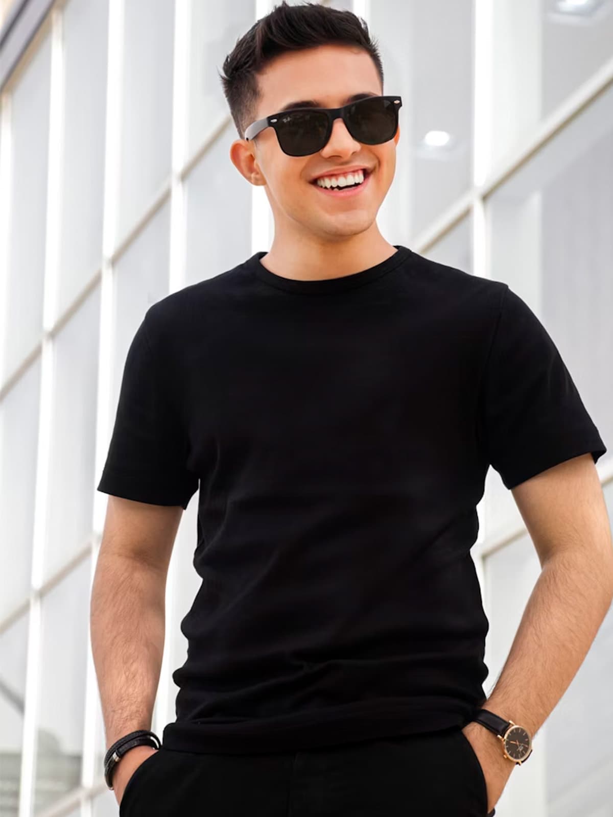 Pessoa vestindo a Camiseta Essencial OITONOVE