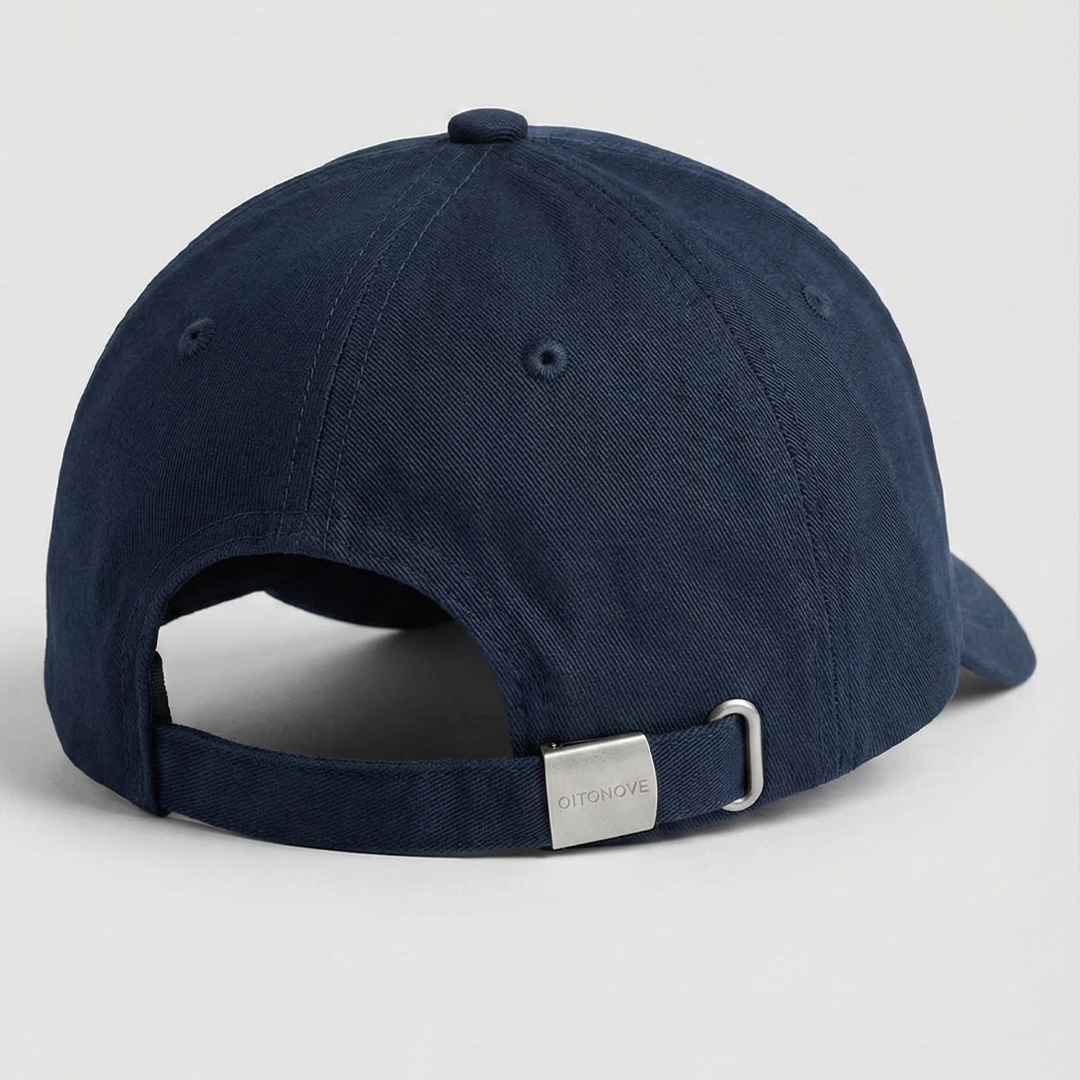 Vista traseira do Boné Essencial OITONOVE navy em estúdio