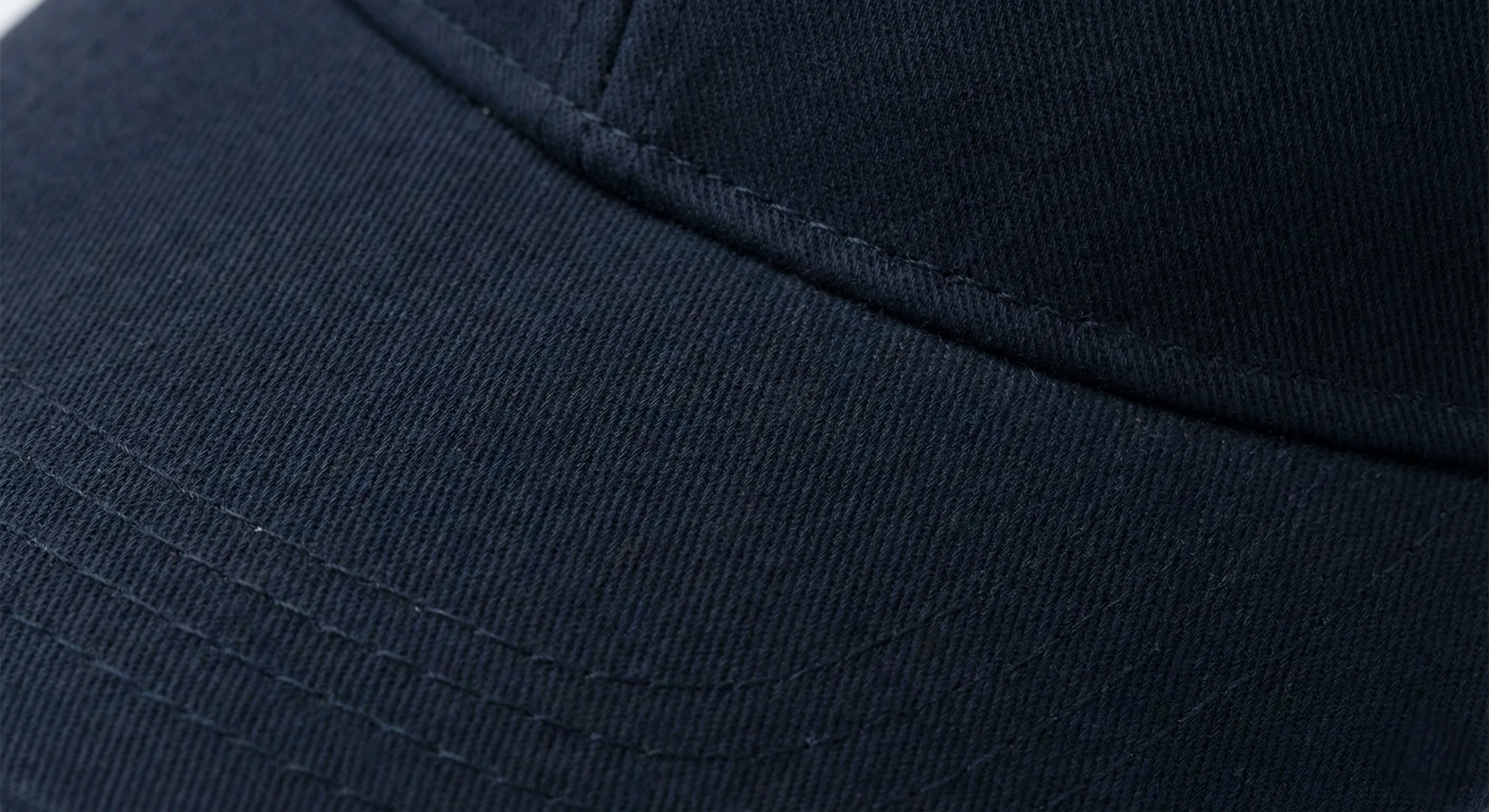 Detalhe da textura de sarja do Boné Essencial OITONOVE navy em close