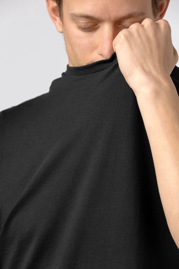 Sentindo o toque da camiseta OITONOVE — o essencial